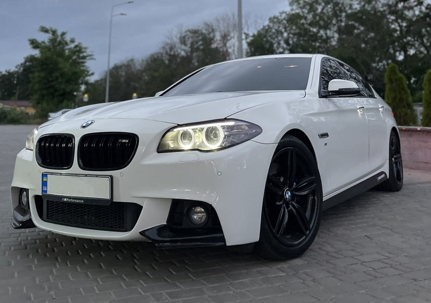 Решетка радиатора ноздри BMW F10 F11 (2010-2017) черный глянец 600 фото