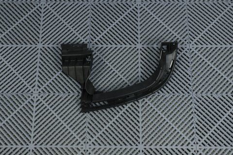 Крепление выхлопной трубы на Audi A4 B9 (8W0807347A) Левое (Рестайлинг) 8W0807347A фото