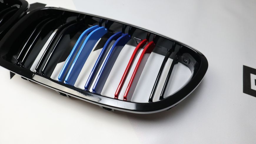 Решетка радиатора ноздри BMW F10 F11 (2010-2017) M-color 599 фото