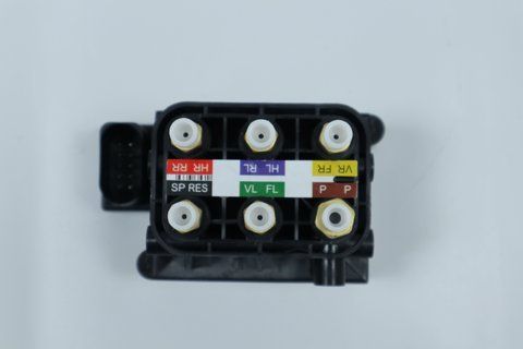 Блок клапанов пневмоподвески на Mercedes W212 / C216 / C218 / W221 / X164 / W164 / W166 (2005-2018) A2123200358 фото