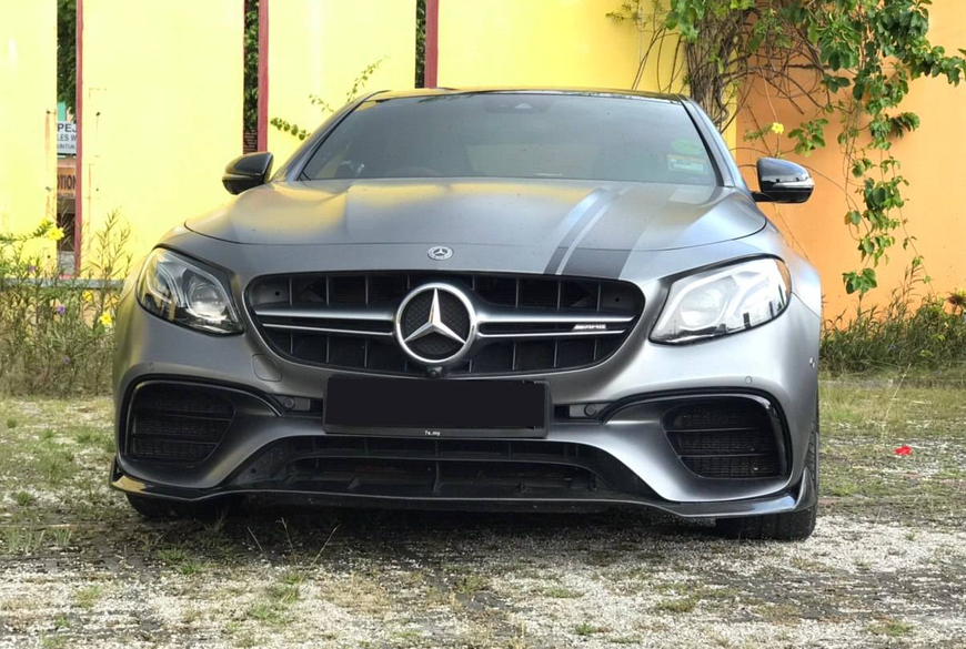 Решетка радиатора Mercedes E-Class W213 (2016-2020) в стиле AMG 63S Черная с серым MB-W213176 фото