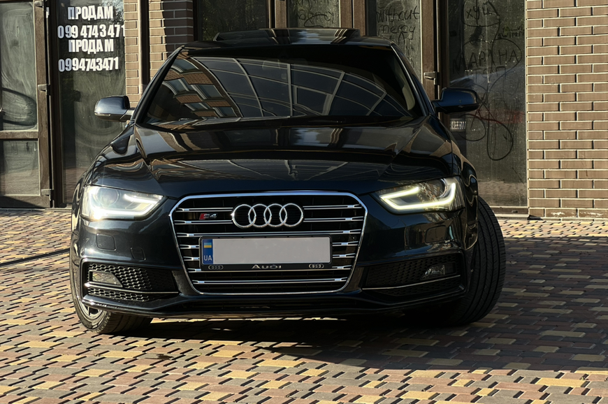 Решітка радіатора Audi A4 B8 (2011-2015) чорна з хромом в стилі S-Line A4-S131 фото