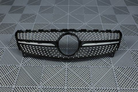 Решетка радиатора Mercedes A-Class W176 (2016-2018) в стиле Diamond Черная с хромом MB-W176182 фото