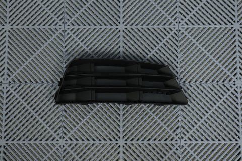 Решітка переднього бампера на Audi A4 B9 (2015-2019) 8W0807682 (в стилі S-Line) Права 8W0807682 фото