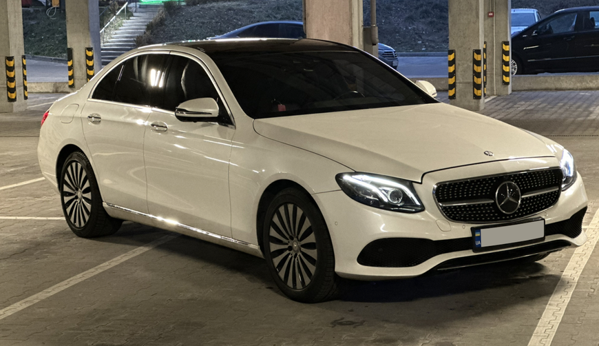 Решетка радиатора Mercedes E-Class W213 (2016-2020) в стиле Diamond Черная с хромом (с местом под камеру) 301242 фото