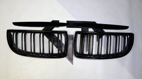 Решетка радиатора ноздри BMW Е90 E91 (2005-2008) черный глянец 1426 фото
